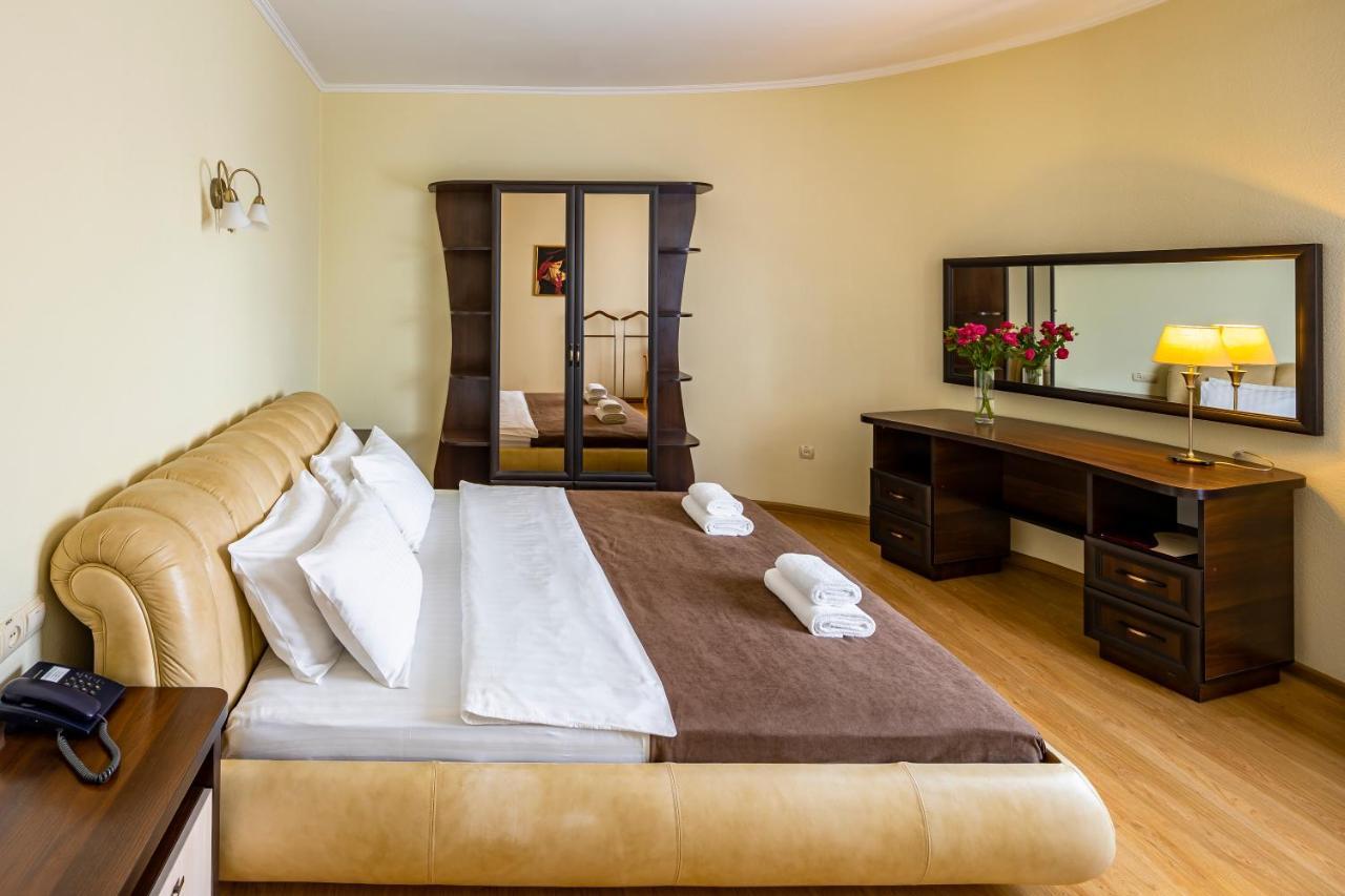 Hotel Galaktika Vynnyky Bagian luar foto