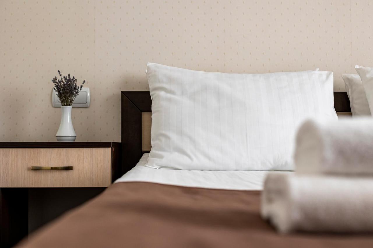 Hotel Galaktika Vynnyky Bagian luar foto