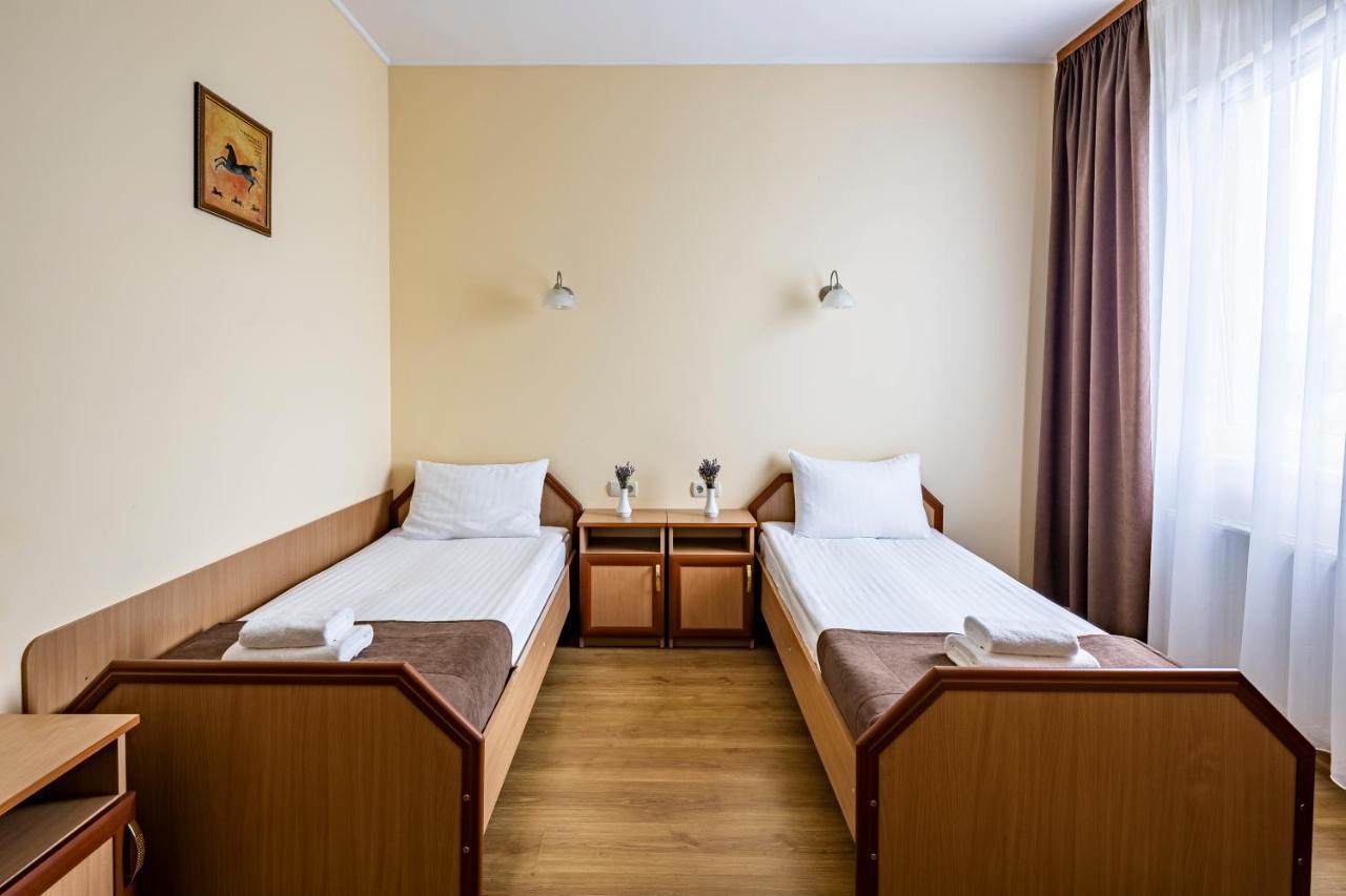 Hotel Galaktika Vynnyky Bagian luar foto
