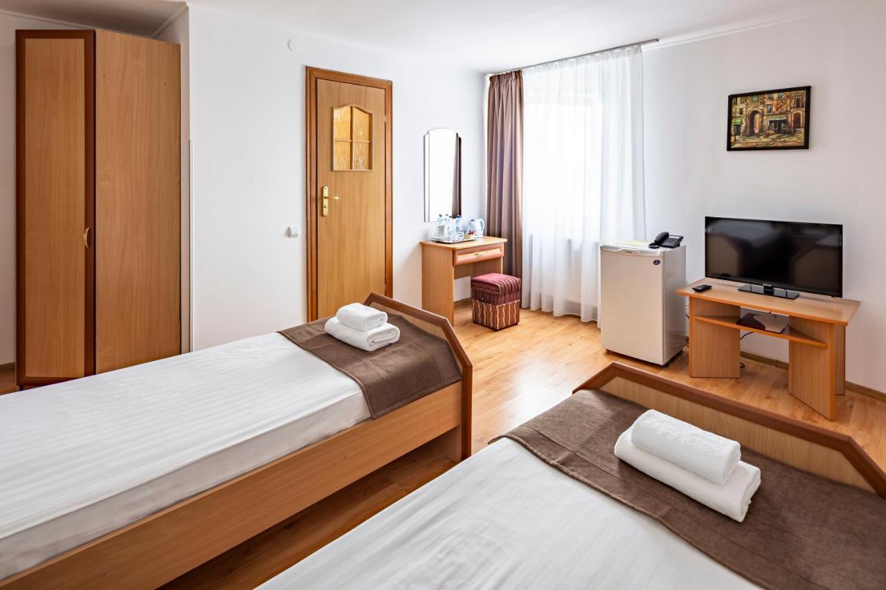 Hotel Galaktika Vynnyky Bagian luar foto
