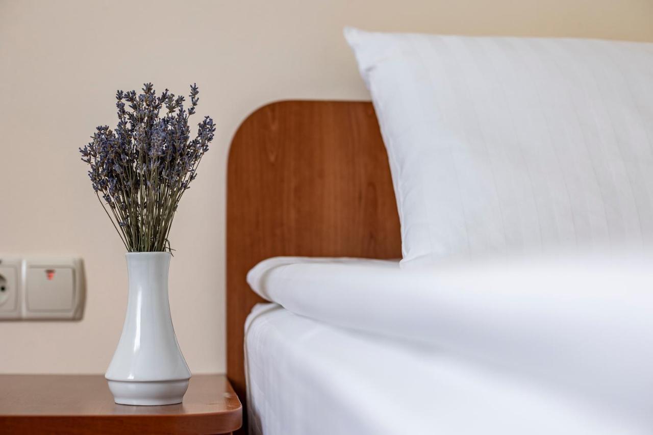 Hotel Galaktika Vynnyky Bagian luar foto