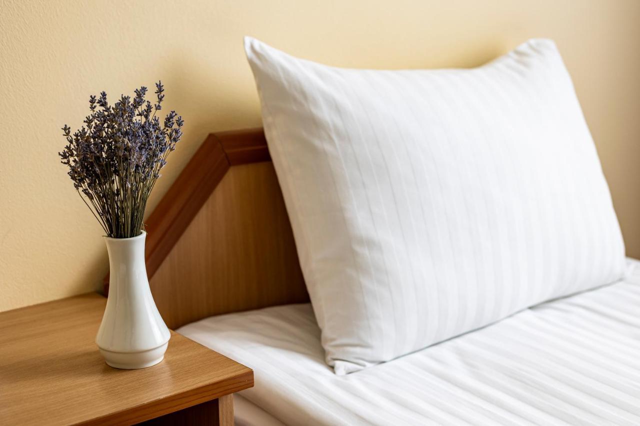 Hotel Galaktika Vynnyky Bagian luar foto