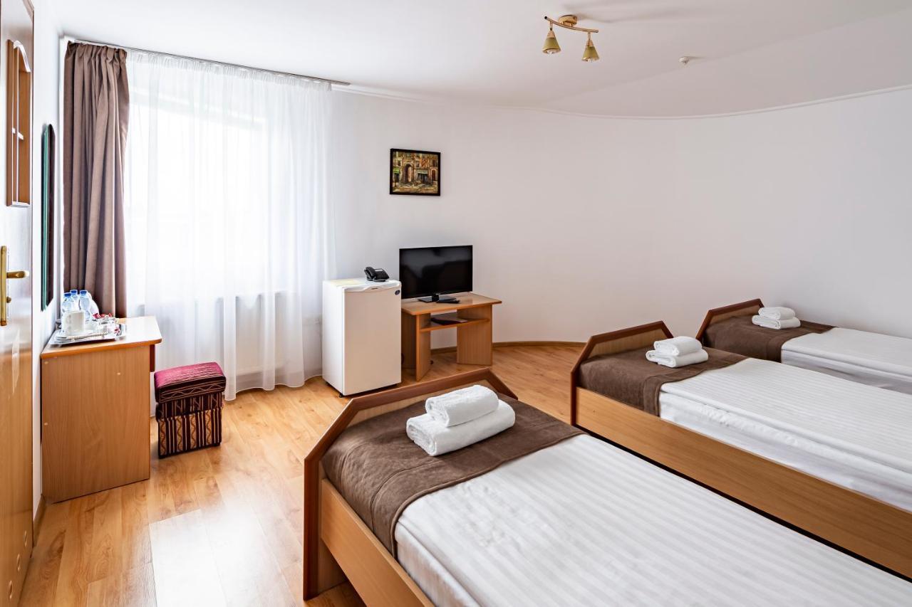 Hotel Galaktika Vynnyky Bagian luar foto