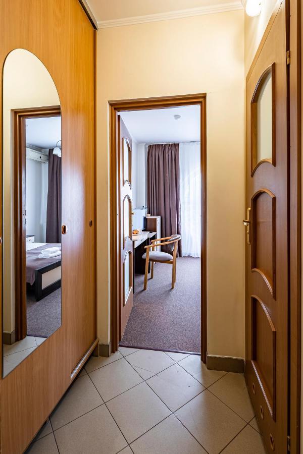 Hotel Galaktika Vynnyky Bagian luar foto