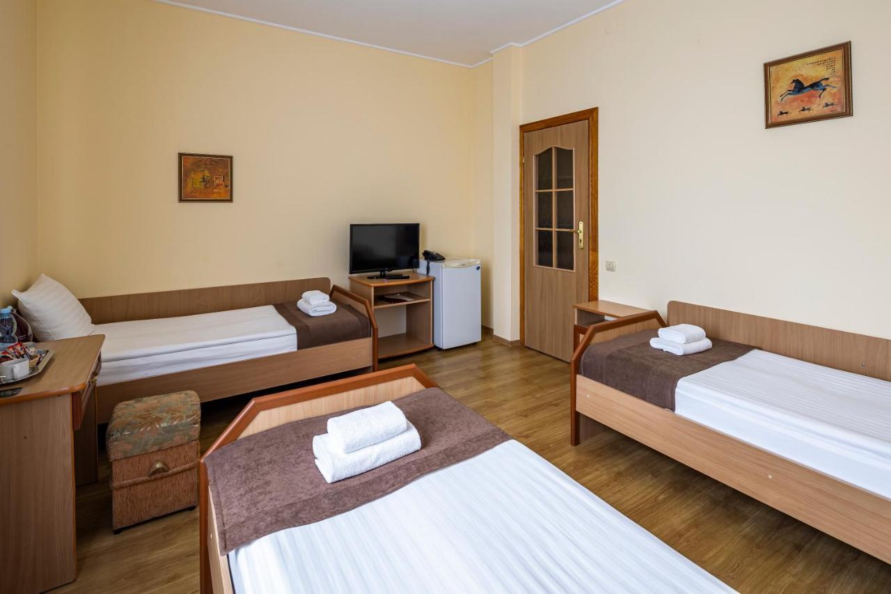 Hotel Galaktika Vynnyky Bagian luar foto