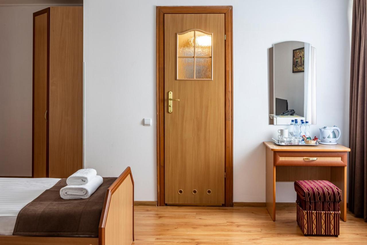 Hotel Galaktika Vynnyky Bagian luar foto