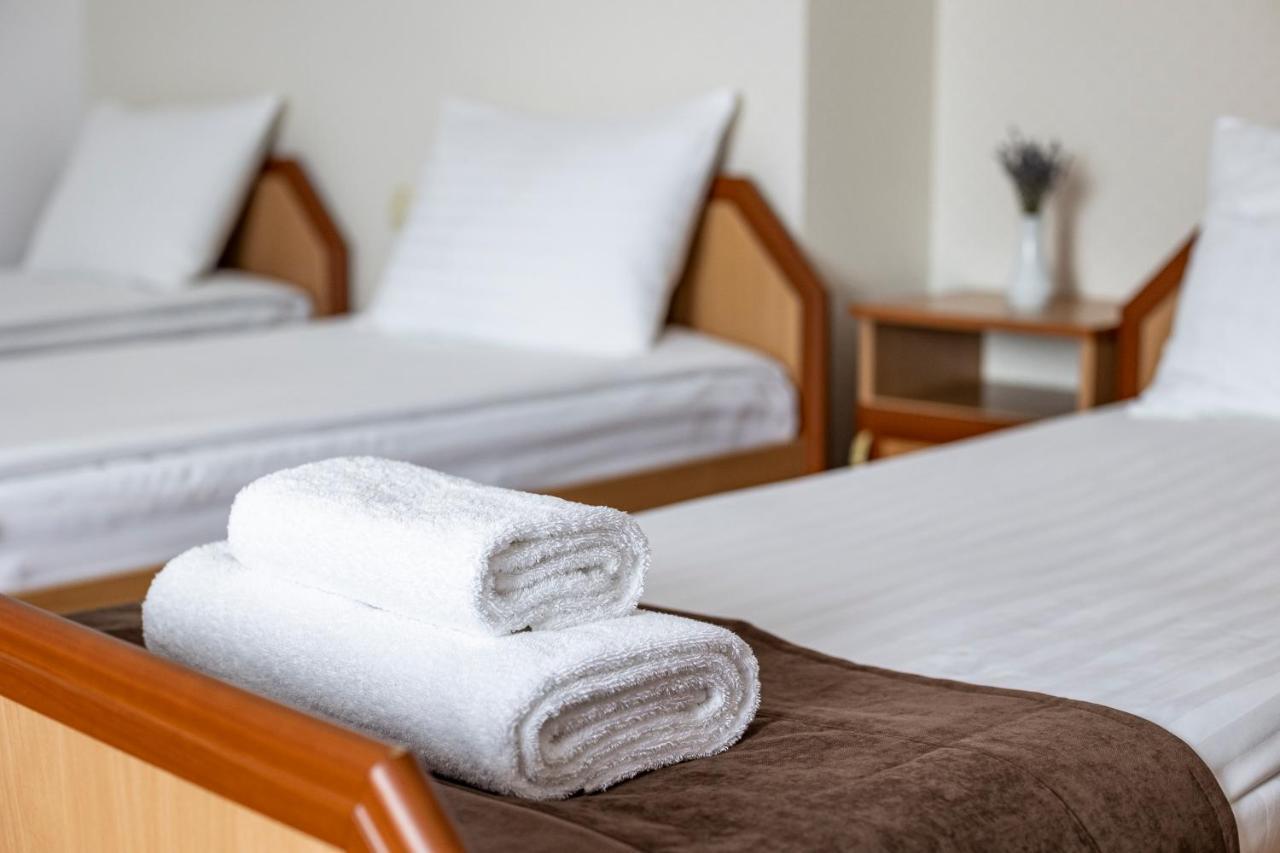 Hotel Galaktika Vynnyky Bagian luar foto